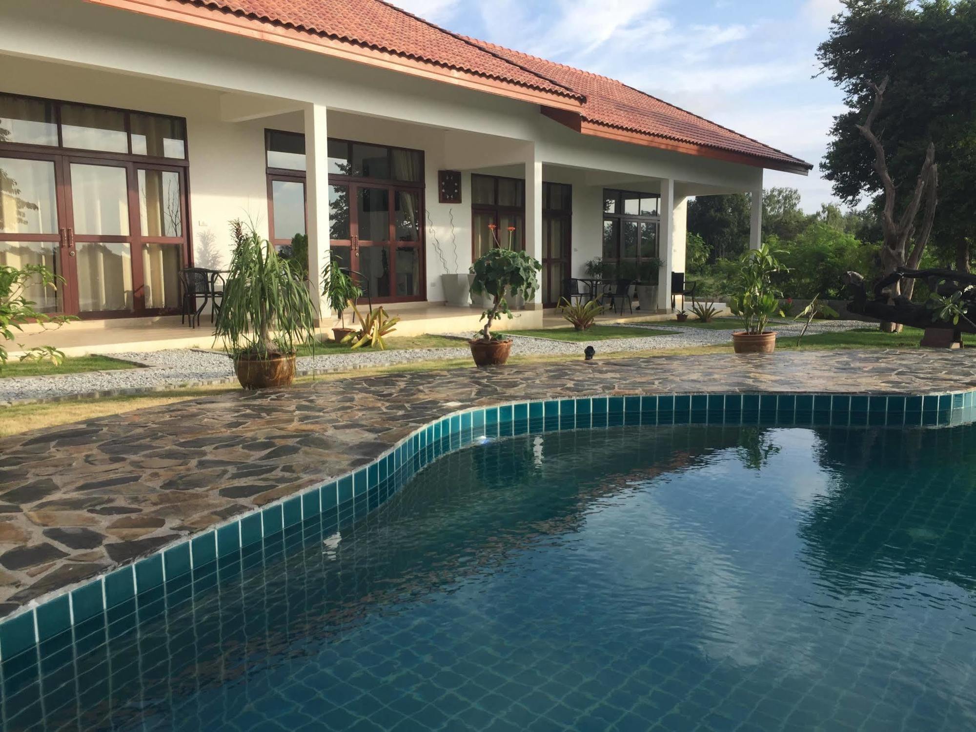 Tree Roots Retreat Hotel Rayong Buitenkant foto