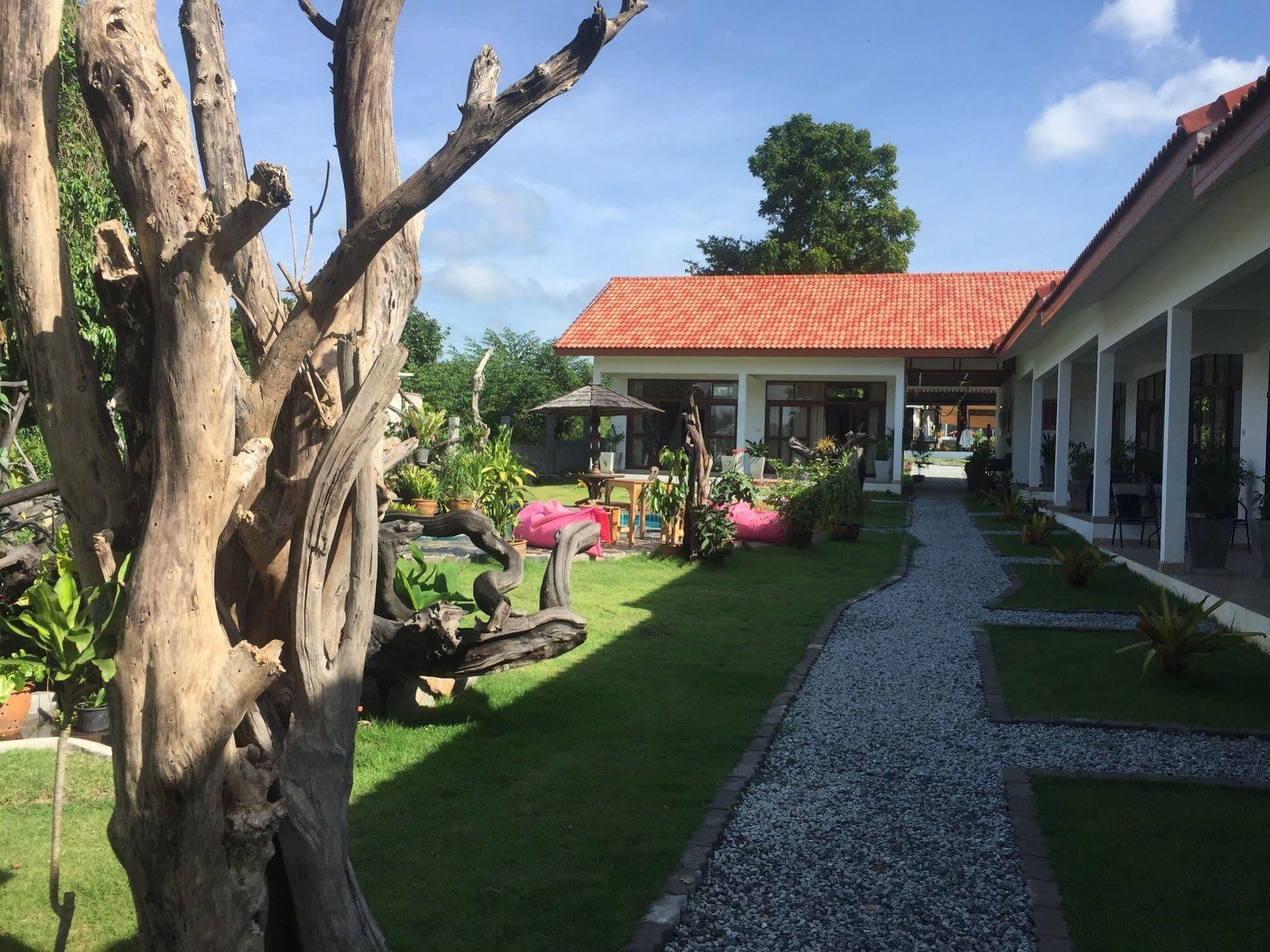Tree Roots Retreat Hotel Rayong Buitenkant foto