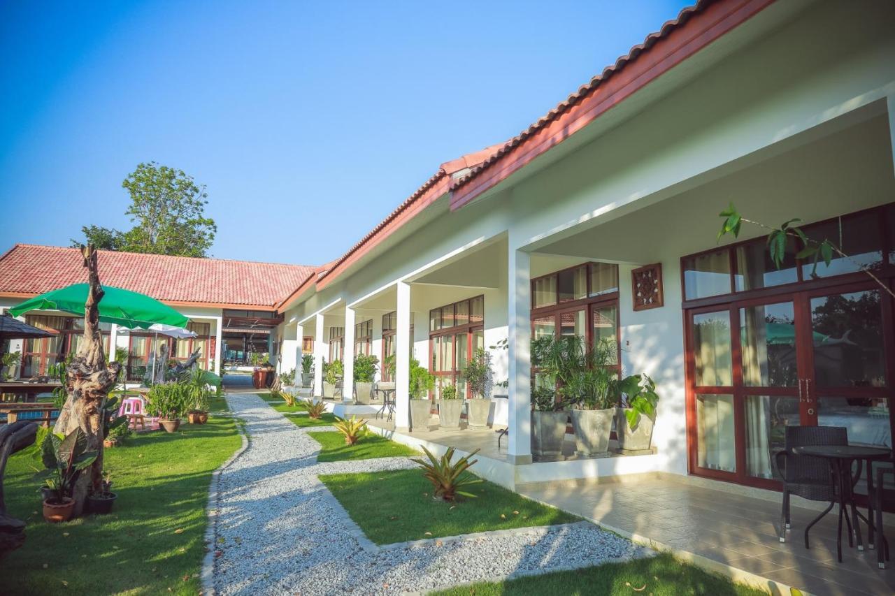 Tree Roots Retreat Hotel Rayong Buitenkant foto